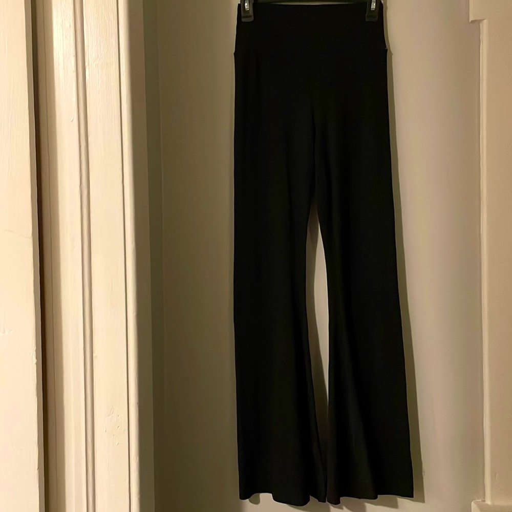 AERIE SUPER FLARE CROSSOVER LEGGINGS. SIZE LARGE. GREAT CONDITION.